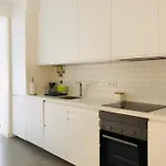 Spacious 3 Bedroom 20 Min To Lisbon Apartment